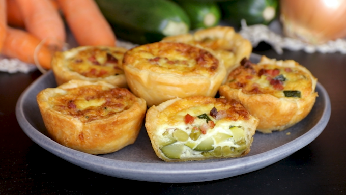 Mini quiche con piselli zucchine e speck