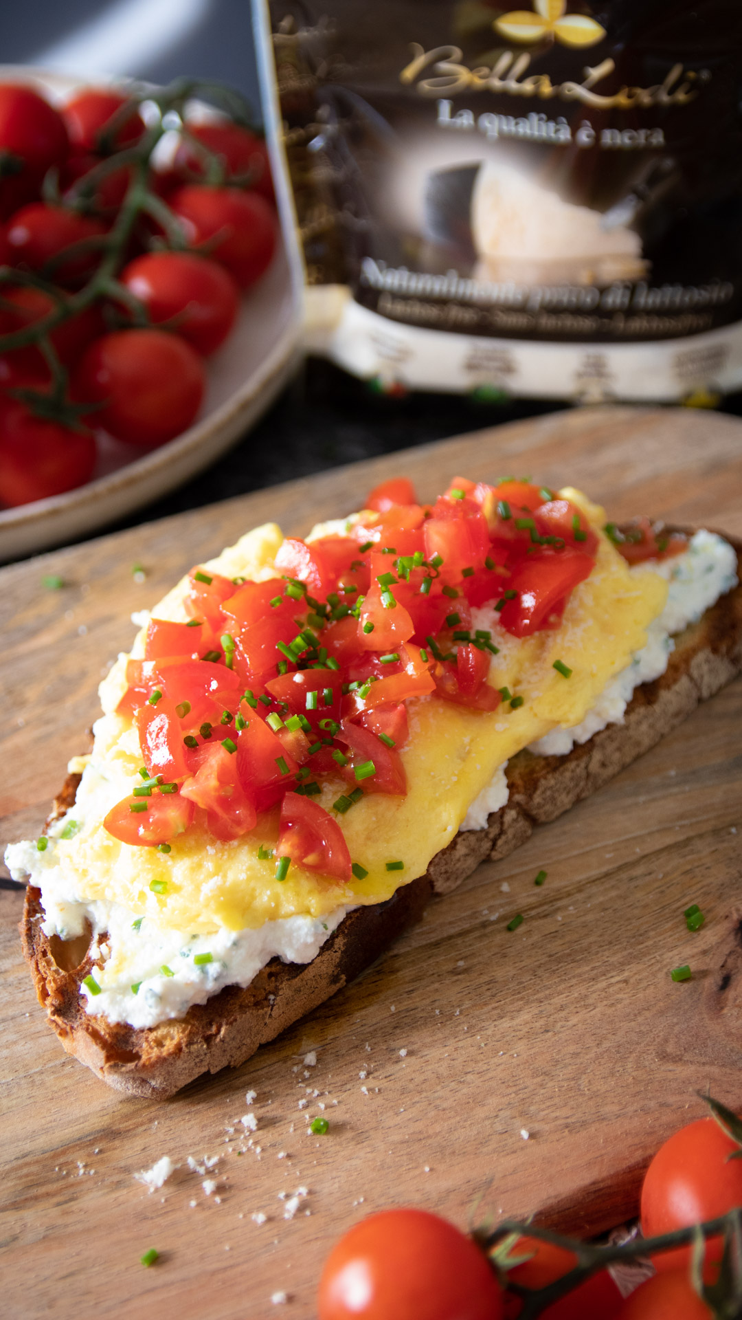 Bruschetta con omelette, pomodori e Bella Lodi