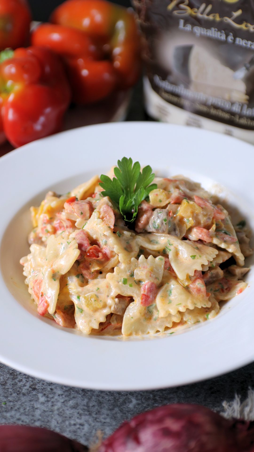 Farfalle con sugo di peperoni, funghi e Bella Lodi