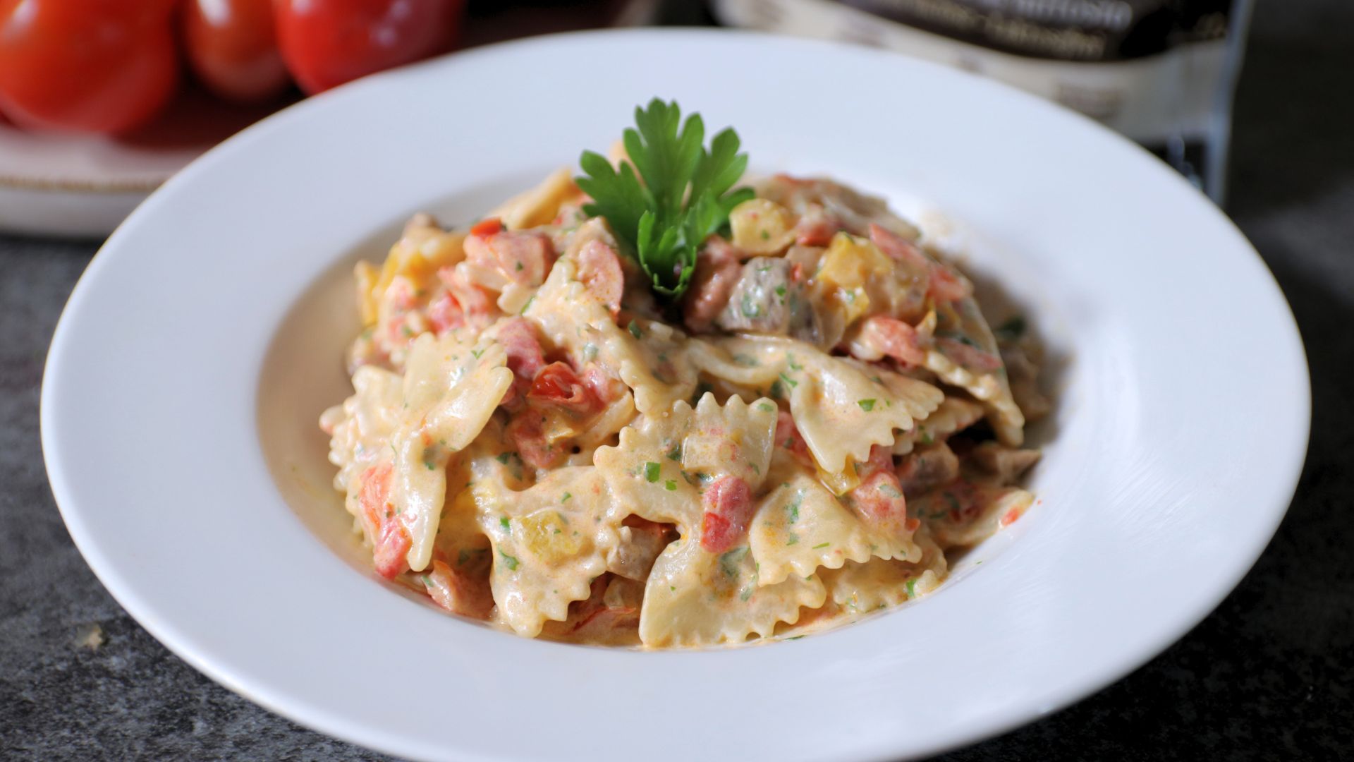 Farfalle con sugo di peperoni, funghi e Bella Lodi