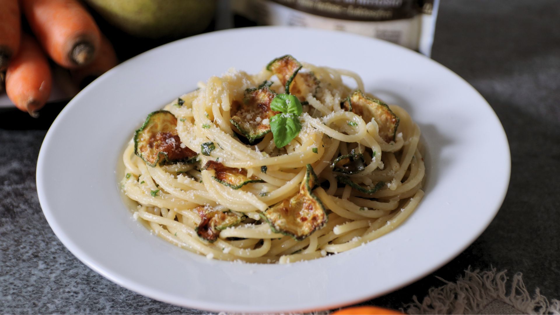 Spaghettoni con zucchine croccanti, basilico e Bella Lodi