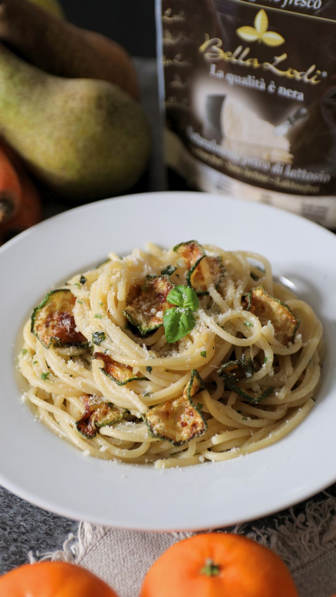 Spaghettoni con zucchine croccanti, basilico e Bella Lodi