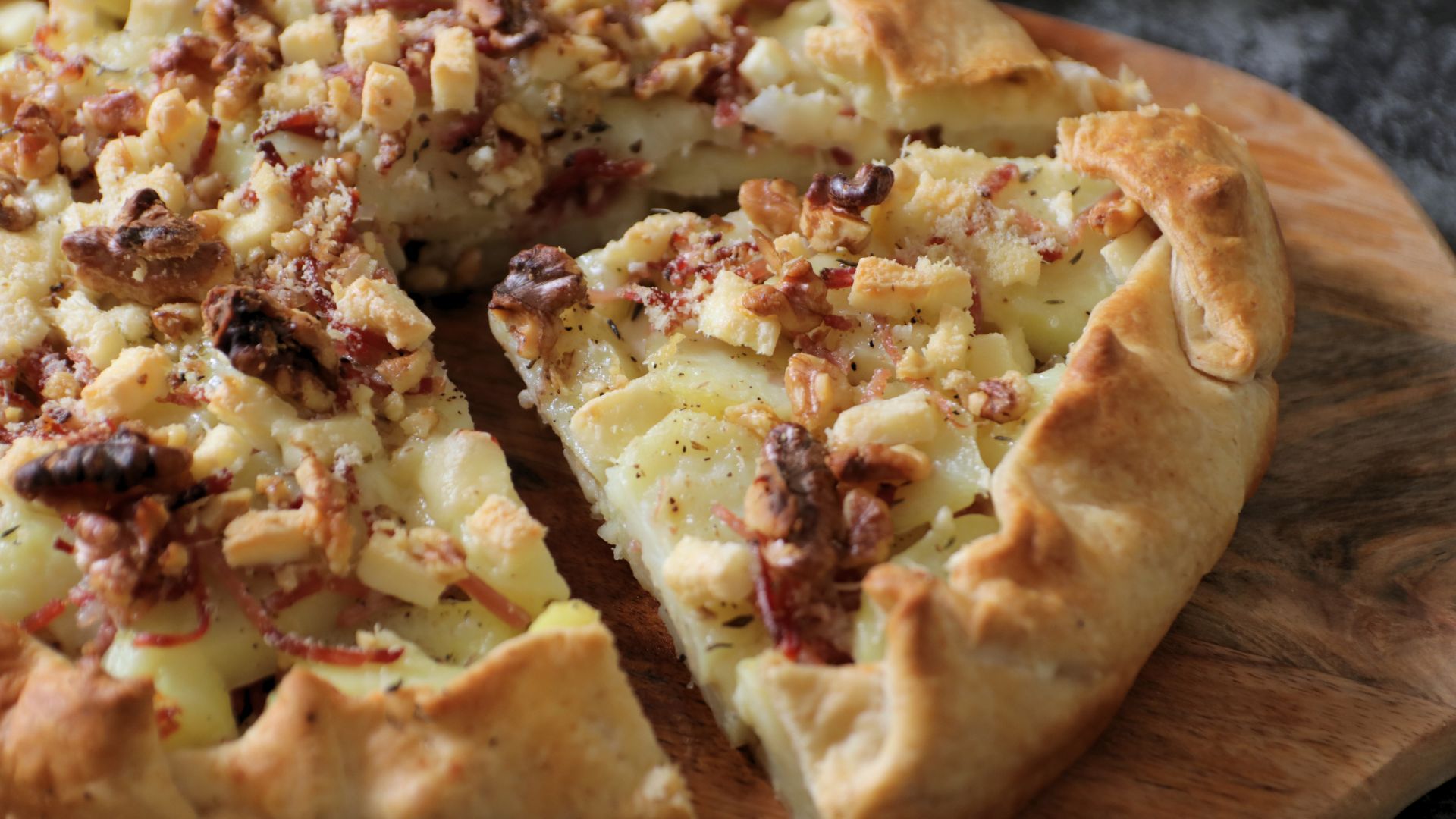 Torta salata rustica con patate, salva, speck e Grattugiato Bella Lodi