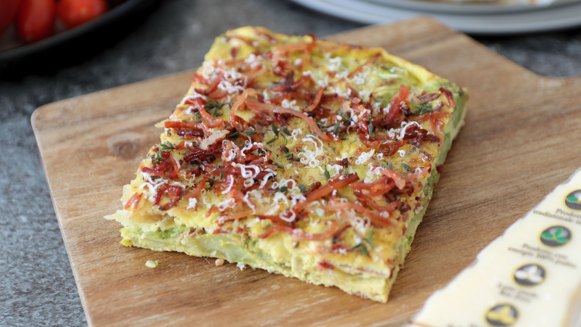 Frittata al forno con cavoletti di Bruxelles, cipolla caramellata, speck e Bella Lodi