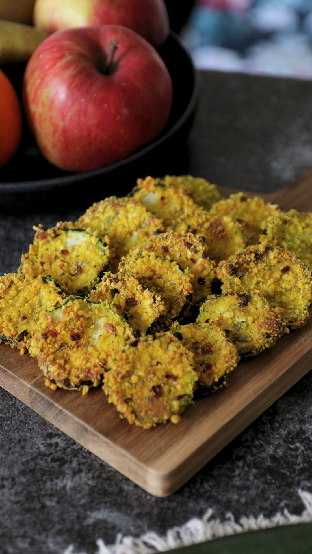 Prepara le zucchine Taglia la zucchina a rondelle di circa 5 mm di spessore. Prepara il composto per l’impanatura In una ciotola, rompi 2 uova. Aggiungi un pizzico di sale e 30 g di Grattugiato Bella Lodi. Sbatti bene con una forchetta fino a ottenere un composto uniforme. Impanatura Passa le rondelle di zucchina prima nel composto di uova e formaggio, poi nel pangrattato aromatizzato, premendo leggermente per farlo aderire bene. Cottura in friggitrice ad aria Disponi le zucchine impanate nel cestello della friggitrice ad aria, in un unico strato. Cospargi con un filo d’olio extravergine d’oliva. Cuoci a 180°C per circa 20 minuti, girando le rondelle a metà cottura per farle dorare in modo uniforme. Controlla la cottura: il tempo può variare in base al modello della friggitrice ad aria. Servi Zucchine gratinate al Bella Lodi