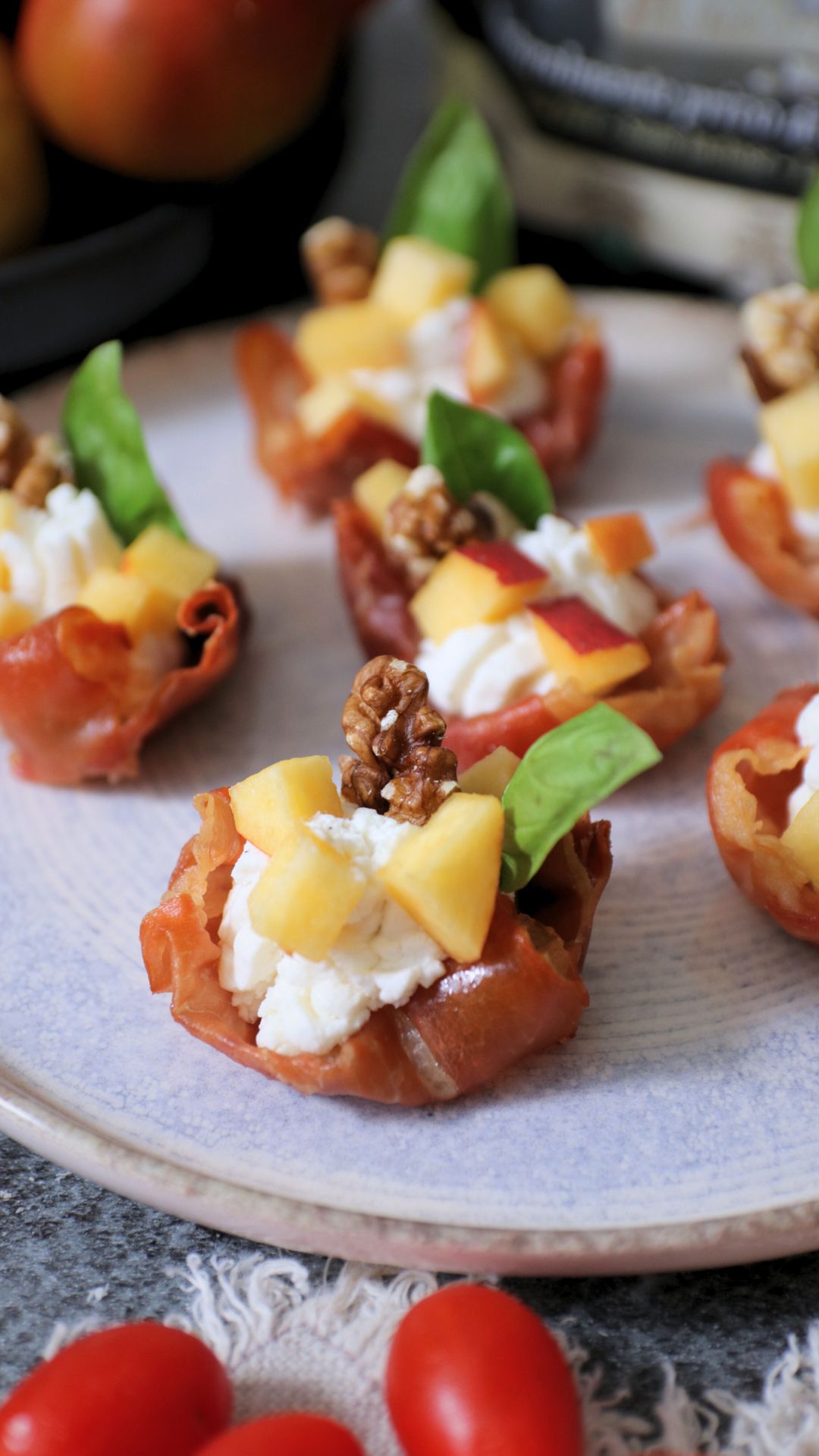 Coppette croccanti di prosciutto con mousse al Bellalodi, pesca e noci