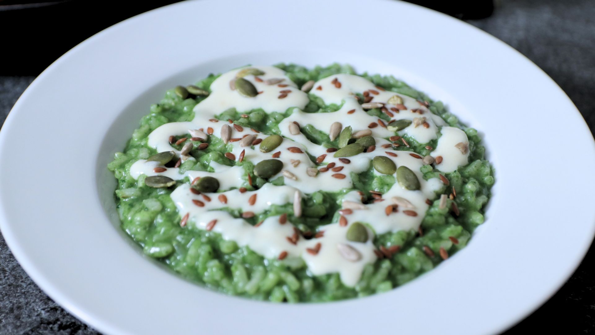 Risotto verde agli spinaci con crema di Bella Lodi e semi croccanti