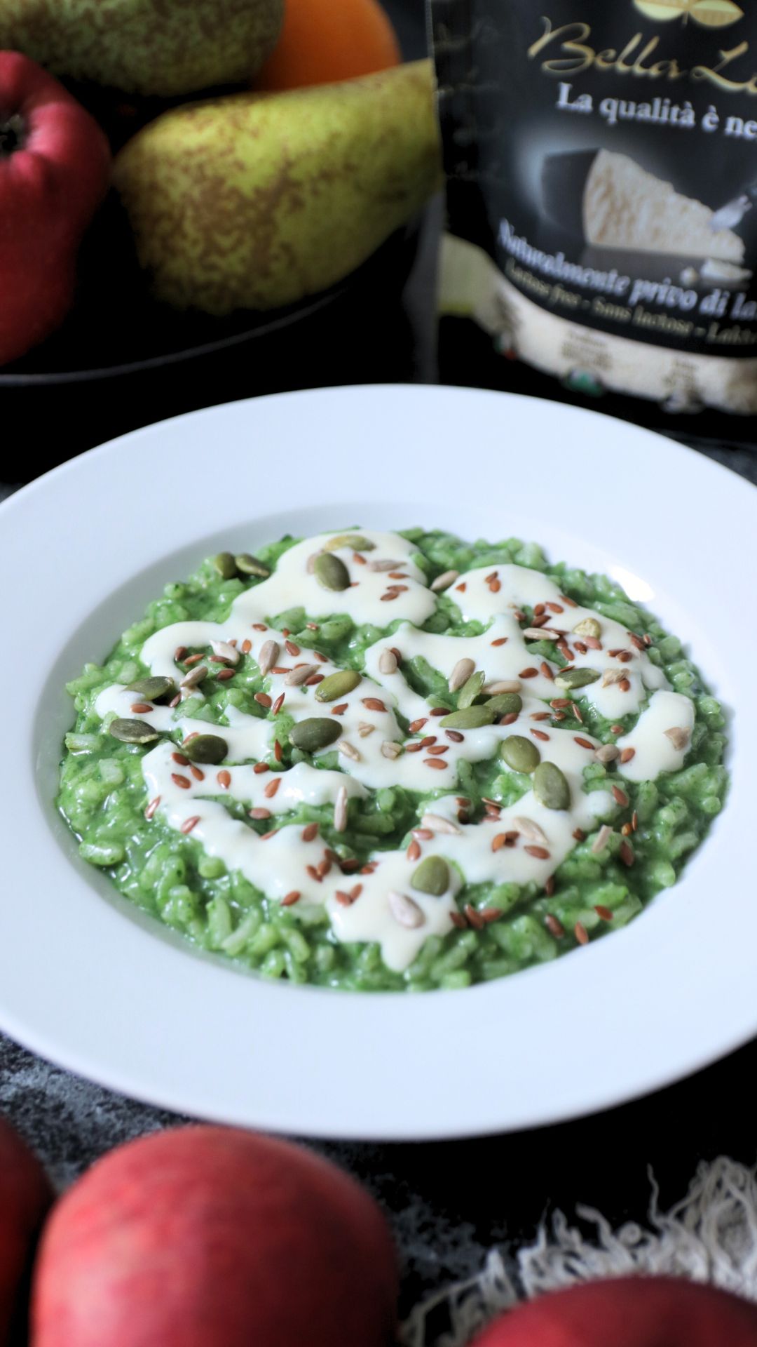 Risotto verde agli spinaci con crema di Bella Lodi e semi croccanti