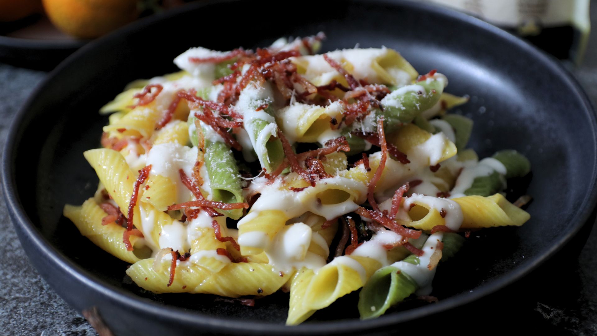 Garganelli paglia e fieno con crema al Bella Lodi e speck croccante