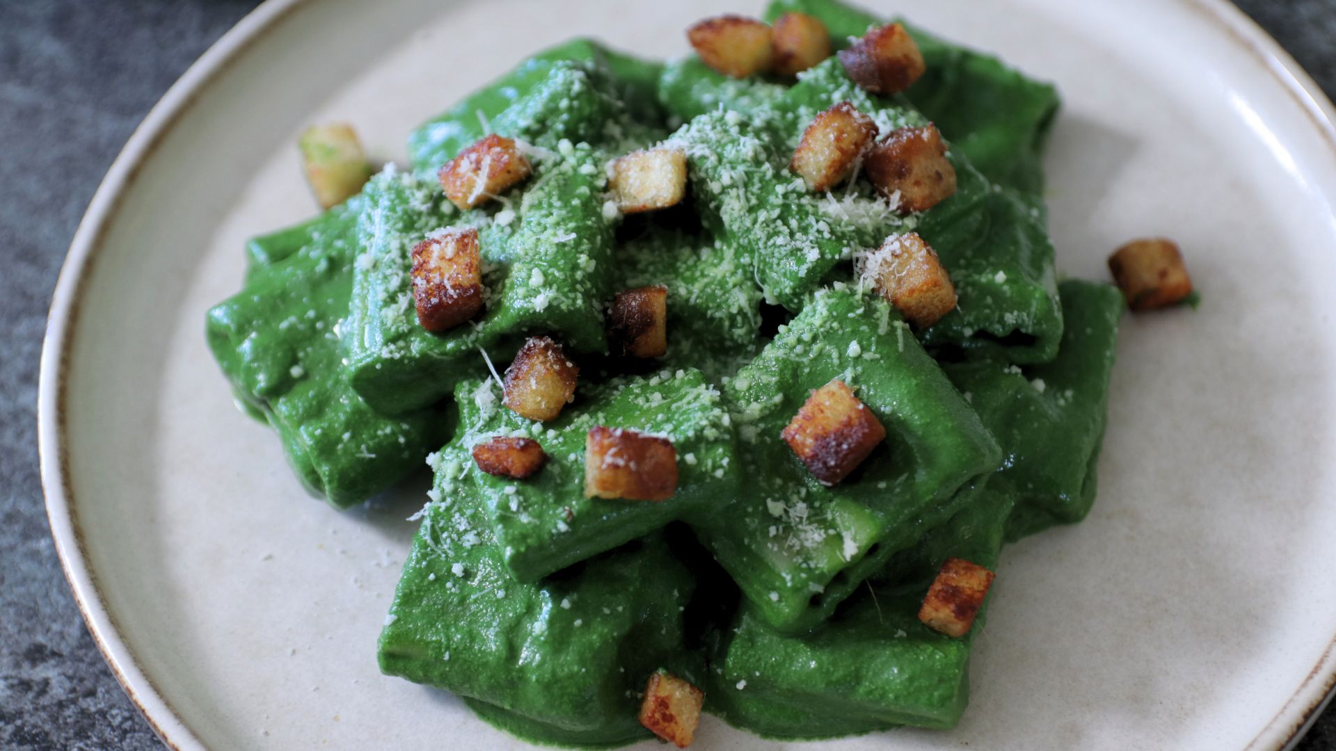 Mezzi paccheri al cavolo nero con crostini alle acciughe e Bella Lodi