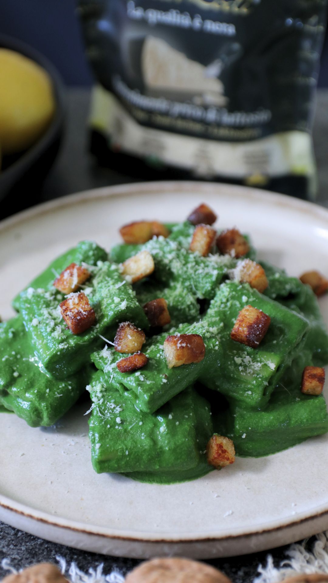 Mezzi paccheri al cavolo nero con crostini alle acciughe e Bella Lodi