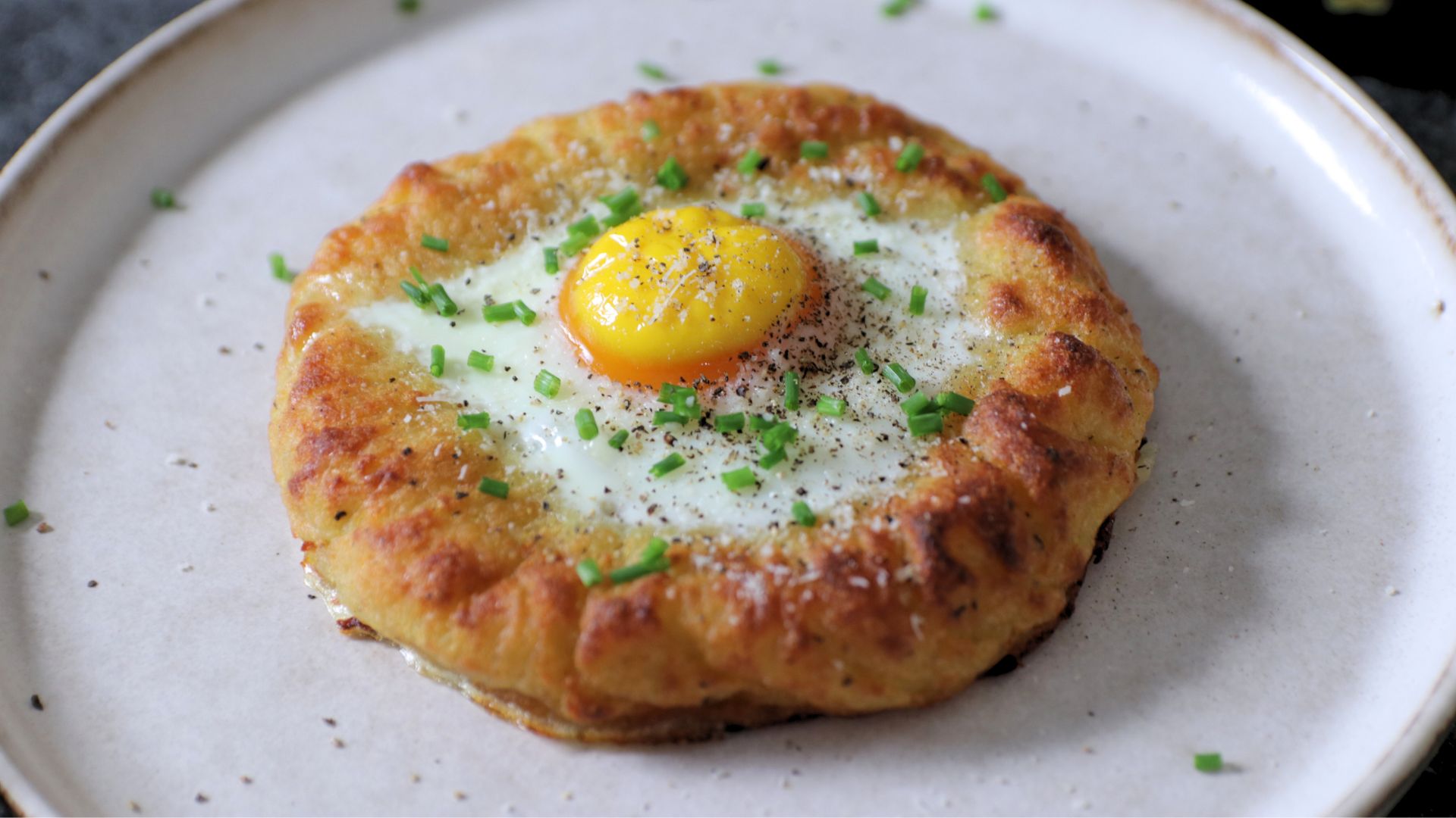 Nidi di patate al forno con uovo e Bella Lodi