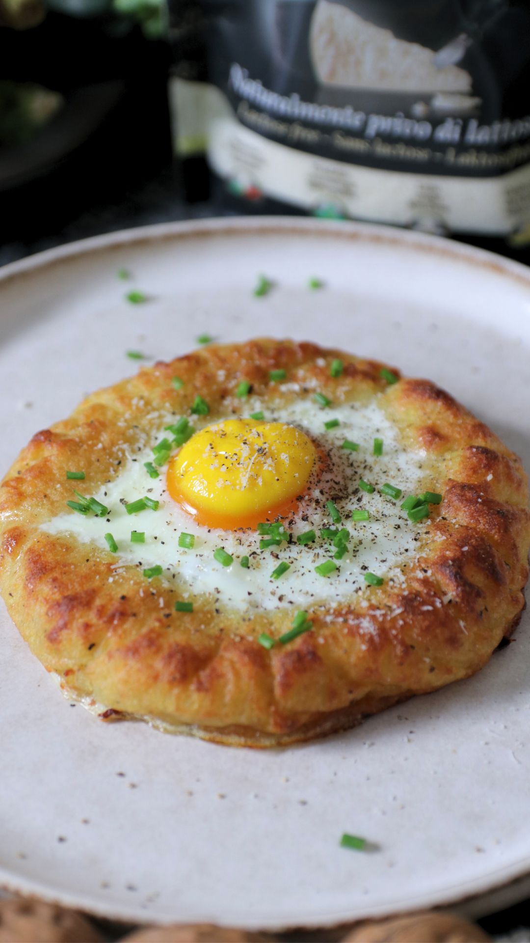 Nidi di patate al forno con uovo e Bella Lodi