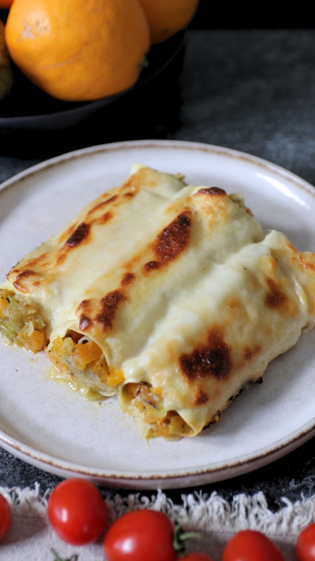 Un piatto morbido, profumato e pieno di sfumature. La dolcezza della zucca incontra il gusto delicato del porro e della verza, mentre la crema al Bella Lodi avvolge tutto con una consistenza ricca e vellutata. Una ricetta perfetta per quando vuoi portare in tavola qualcosa di speciale.