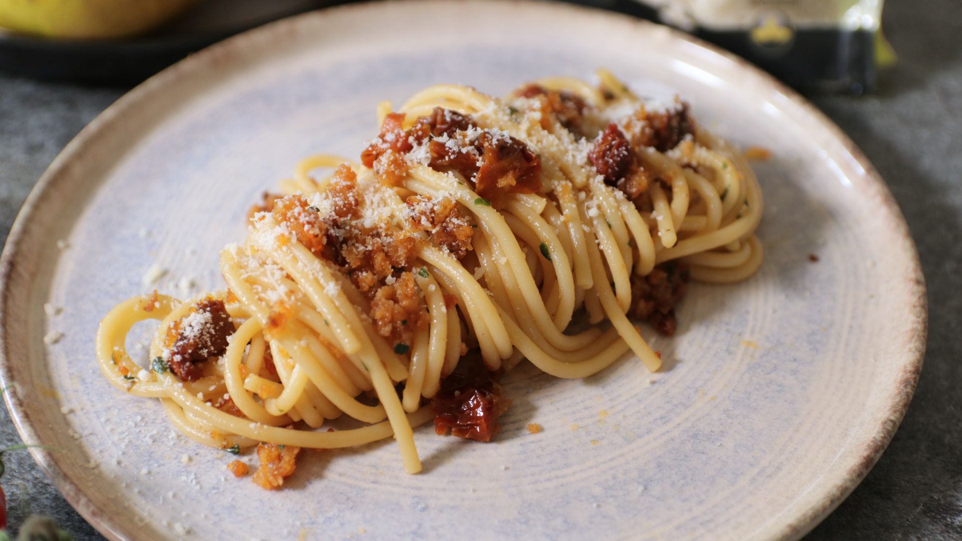 Spaghettoni con pomodori secchi, pangrattato croccante e Bella Lodi