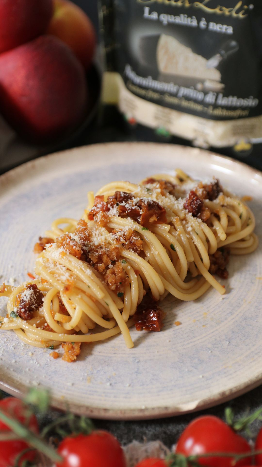 Spaghettoni con pomodori secchi, pangrattato croccante e Bella Lodi