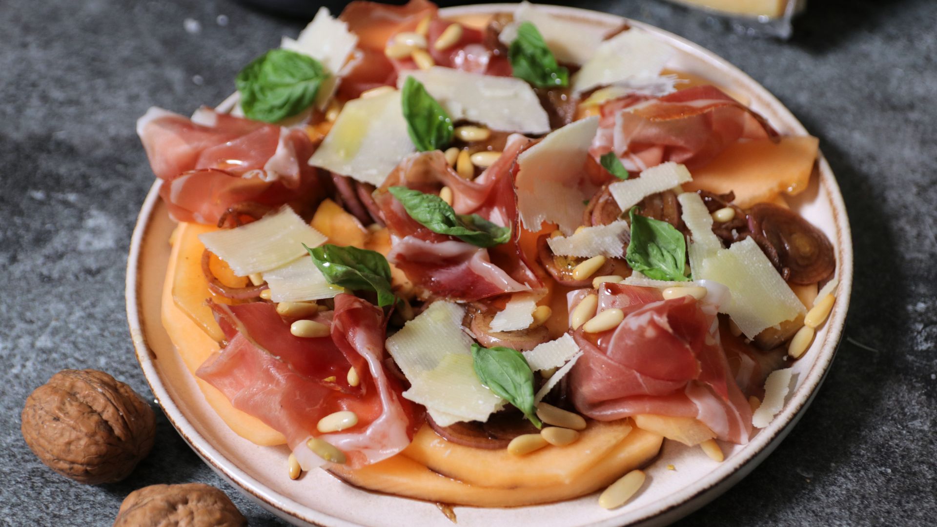Carpaccio di melone con prosciutto crudo, Bella Lodi e pinoli al limone