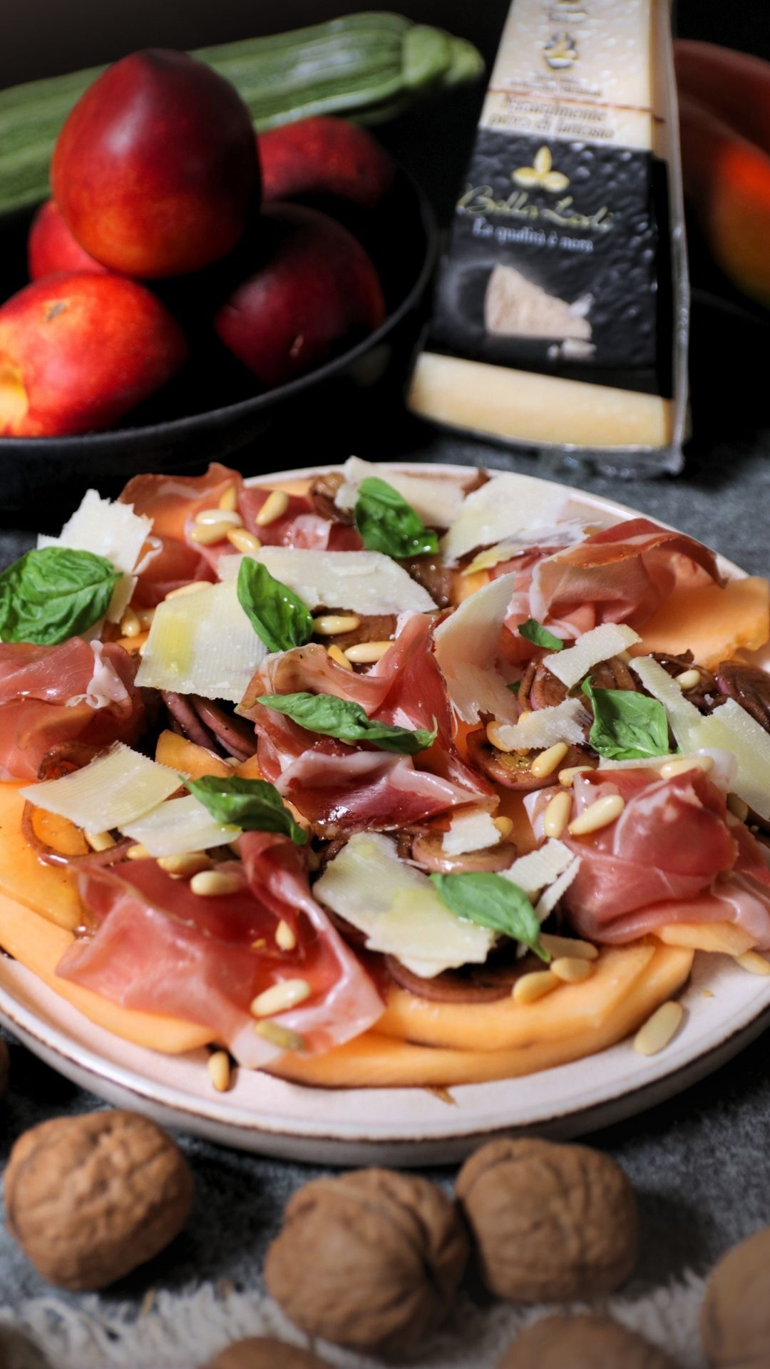 Carpaccio di melone con prosciutto crudo, Bella Lodi e pinoli al limone