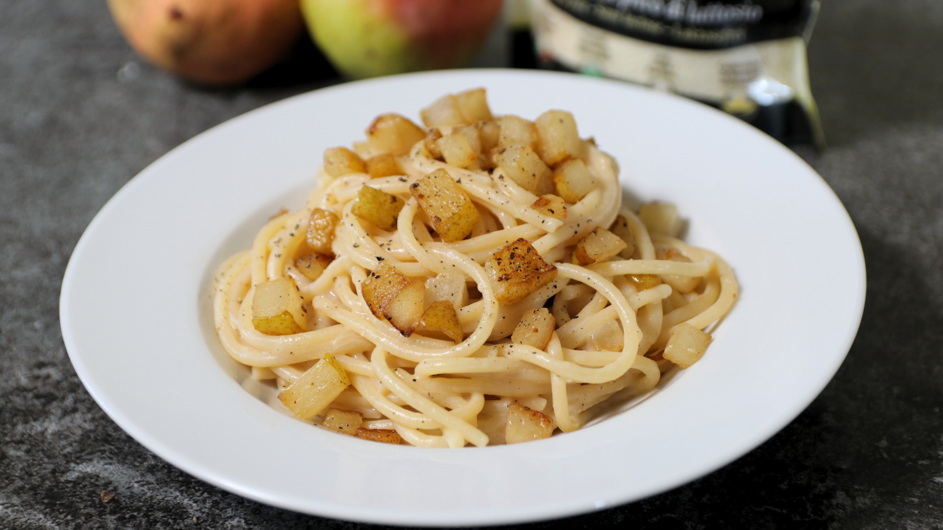 Spaghettoni con crema di Bella Lodi e pere